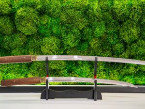 Zestaw Daisho Shirasaya T10 Katana i Wakizashi na stojaku ekspozycyjnym – dekoracja wnętrza